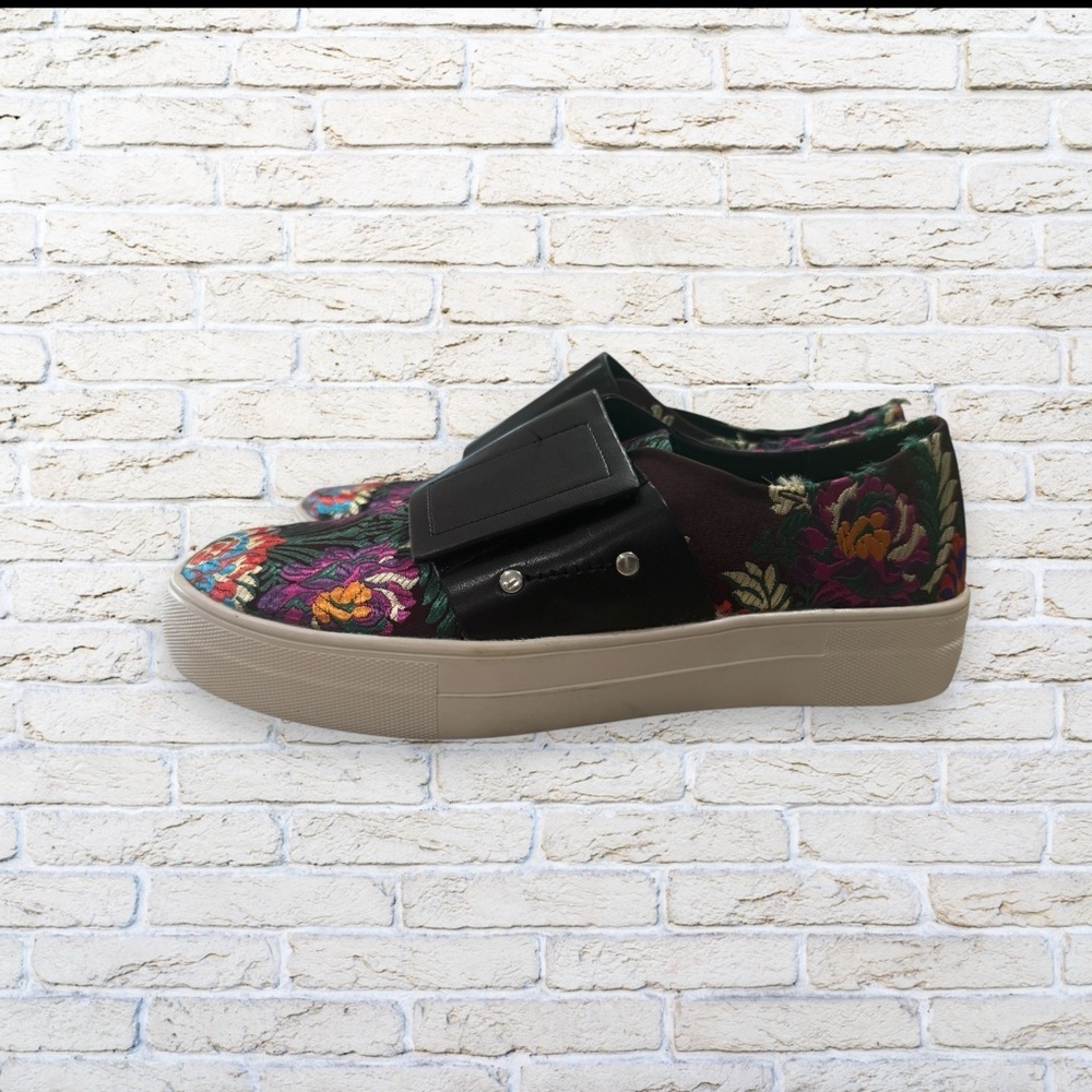 Design Lab by Lord & Taylor Tapestry Sneakers Size 8 - Picture 2 of 5